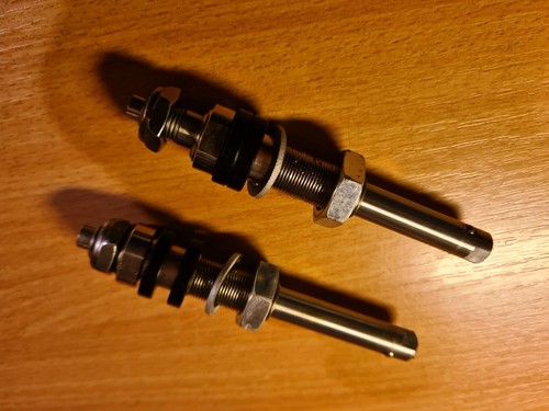Halterungen und steckachsen - 2x,
