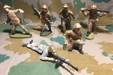 DDR NVA Soldaten Flächentarn Spielzeug Figuren Gummi wie Masse Konvolut