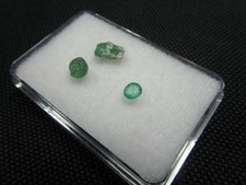 A8.......2 rohe und 1 facettierter Smaragd aus dem Habachtal