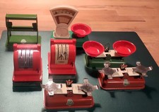 Konvolut 7 x Zubehör DDR Kaufmannsladen++MKA Papierrollenhalter Waagen Kassen