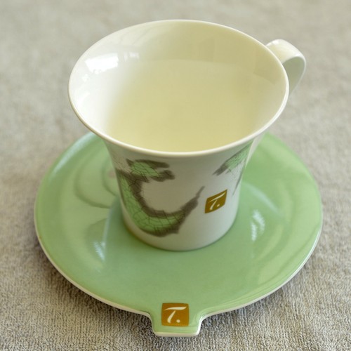 Nestle tasse mit - tasse, untertasse