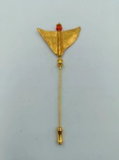 Vergoldete Anstecknadel mit roter Perle Vintage Design