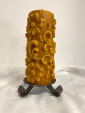 Bienenwachskerze mit einem floralen Design auf Metall- Kerzenständer