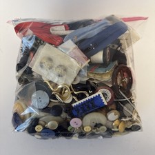 Ca. 1,3kg An Knöpfen, Nadeln, Fäden, Nähzubehör, Schnallen, Verschlüsse Konvolut