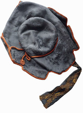 Mittelalter Hut mit Hals- Bändchen schwarz braun Brokatstoff Goldbordüre Kinder?