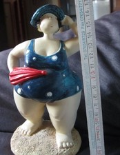 DEKO-- Mollige Frau im Badeanzug mit Schirm