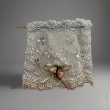 Gardine für das Puppenhaus