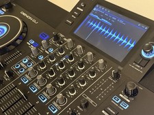 Denon DJ SC Live 4 mit Decksaver und zwei Netzteilen