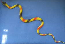 Gummischlange. Gelb, Rot und Schwarz. 44 x 10 x 3 cm. sehr gut.