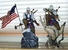 2 ASSASSINS CREED Figuren - Connor-Der Jäger und Connor Kenway mit Flagge