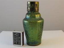 Vase mit Metallgitter oben