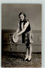 39283071 - Kind Tamburin Volkstanz