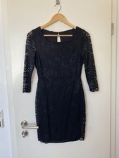 schwarzes figurbetontes Spitzenkleid