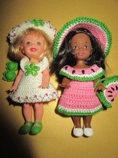 B2179) ZWEI RARE ORIGINALE BARBIE SHELLYS MATTEL IN FEINER HÄKEL-KLEIDUNG+SCHUHE