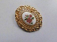 Brosche Anstecker goldfarben mit Porzellan Rosenmotiv oval 3,5 x 4,5 cm