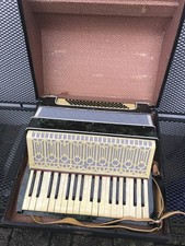 Tolles  großes Akkordeon grün incl. - original Koffer voll intakt