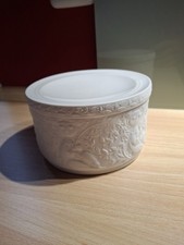 Rosenthal Studio Line Bjørn Wiinblad, weiße Reliefdose/Porzellandose, Vintage