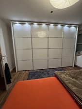 Hochwertiger Kleiderschrank mit großem Bett