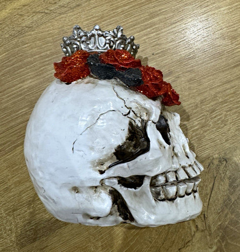 Totenkopf mit silberner - , krone