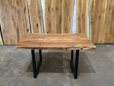 Holztisch aus Akazie |