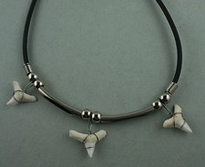 Haizahn Kette mit 3 Haizähnen  Haizahn  Haifischzahn