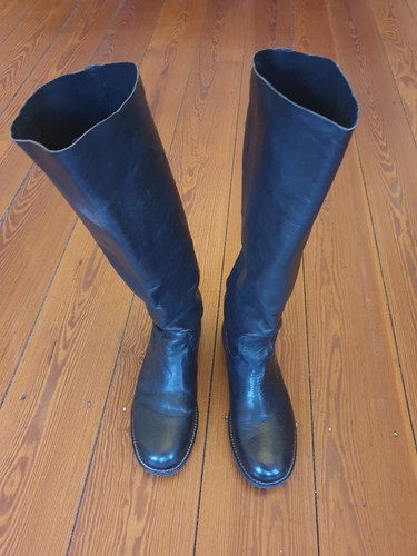Schwarze lederstiefel von - schwarze,