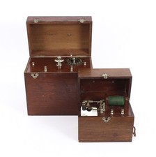 Antike 2 französische Elektrotherapiegeräte "Institut Elektrotherapie" datiert 1905
