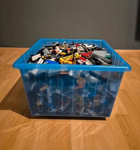 Große kiste voller lego - kiste,
