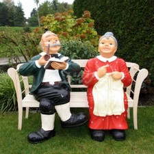 XXXL OMA & OPA auf Holzbank