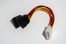 4 Pin Molex IDE männlich auf 2x 15 Pin S-ATA (SATA) weiblich Y-Stromadapter