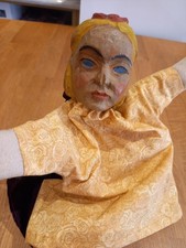 Handpuppe mit altem geschnitzten Holzkopf, Königin oder Prinzessin