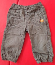 Baby-Kleidung – Hose – Größe 80 – Grau / Khaki – Blume – Berti