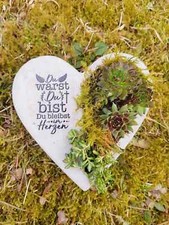 Bepflanztes Herz aus Beton mit Schriftzug Grabschmuck Trauer Grabgesteck