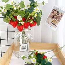 Ladendeko mit Erdbeerblumen