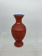23920/ kleine geschnitzte China Rotlackvase Lackschnitzerei Blumen Höhe 12,5 cm