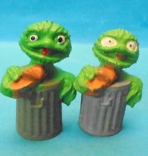 SESAMSTRASSE 2 Figuren zusammen: 2 VARIANTEN von OSKAR in der Tonne HEIMO