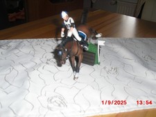 Schleich 42047  Vielseitigkeitpferd  mit Reiter und Hinderniss,  komplett selten