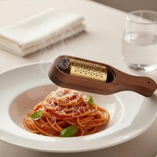 Käsereibe mit Holzbehälter