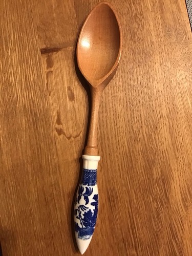 Holzlöffel mit blau-weißen