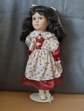 Süße Porzellan-Puppe 