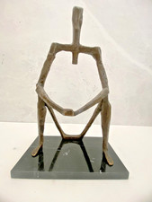 Abstrakte Bronzeskulptur auf