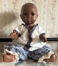 Dunkelhäutige Babypuppe von