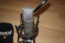 Großmembran-Kondensatormikrofon Rode NT1-A mit Spinne und Poppschutz, silber