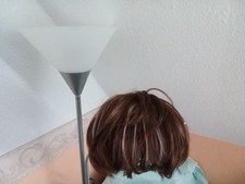 Kurzhaarperücke, kastanienbraun mit blonden Strähnen 