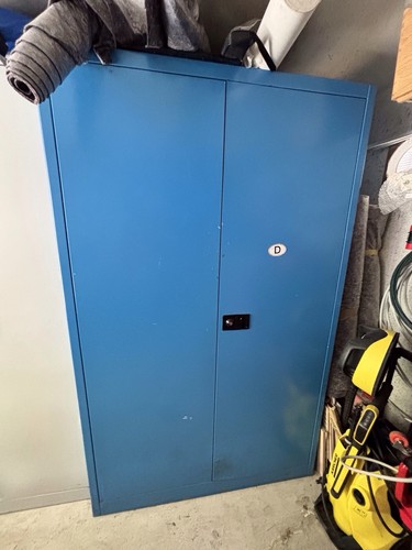 Flügeltüren metallschrank