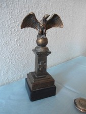 Adlerfigur auf  Säule
