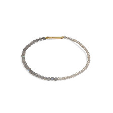 Perlenarmband mit hellgrauen