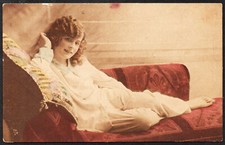 My Pyjama Girl - Junge Frau auf Chaiselongue