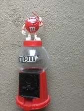 M & M Figur rot Speerwerferin