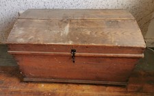 Alte Runddeckeltruhe zum